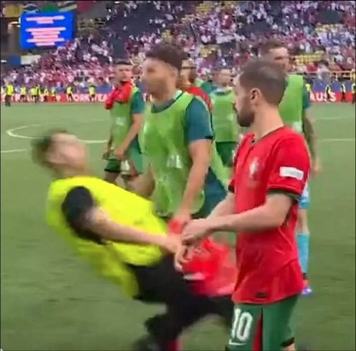 Nhân viên an ninh SVĐ 'đốn ngã' Goncalo Ramos - Ảnh cắt từ clip