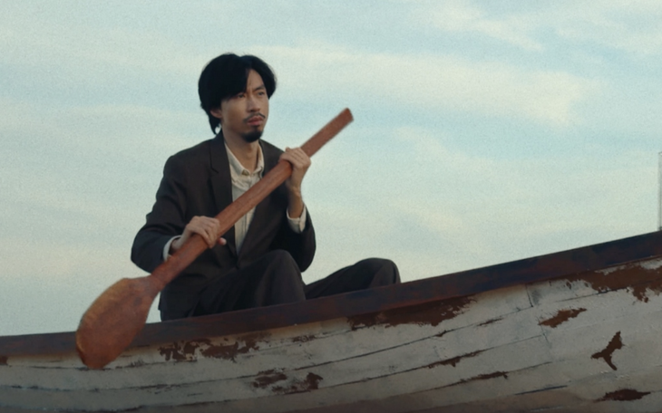 Đen Vâu chèo thuyền trên cát, sĩ tử 2K6 rần rần trổ tài 