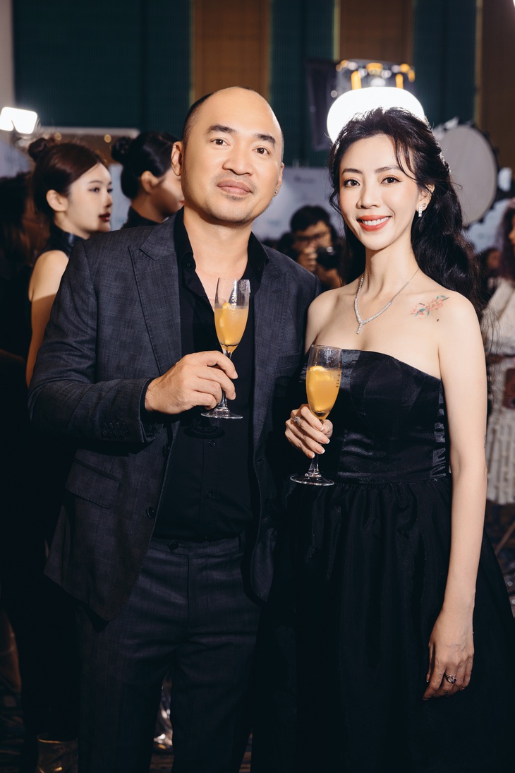 Thu Trang xuất hiện với tóc dài xoăn tít, dịu dàng đi bên "Anh tài" Tiến Luật