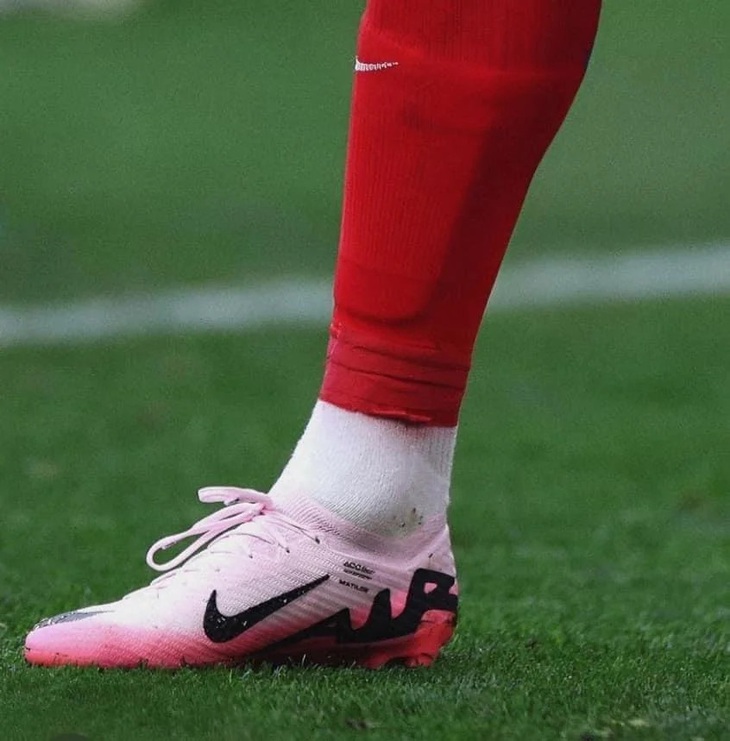 Đôi giày Cristiano Ronaldo mượn của Bruno Fernandes