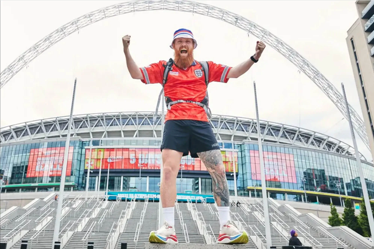 Runner Russ Cook chạy bộ theo tuyển Anh tại Euro 2024