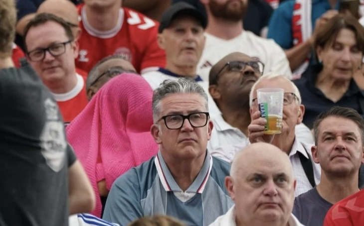 Lauryn Goodman xem đá banh dù trùm kín mít. 