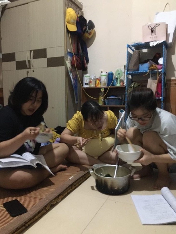 Ăn có hội học bài có bạn bè.