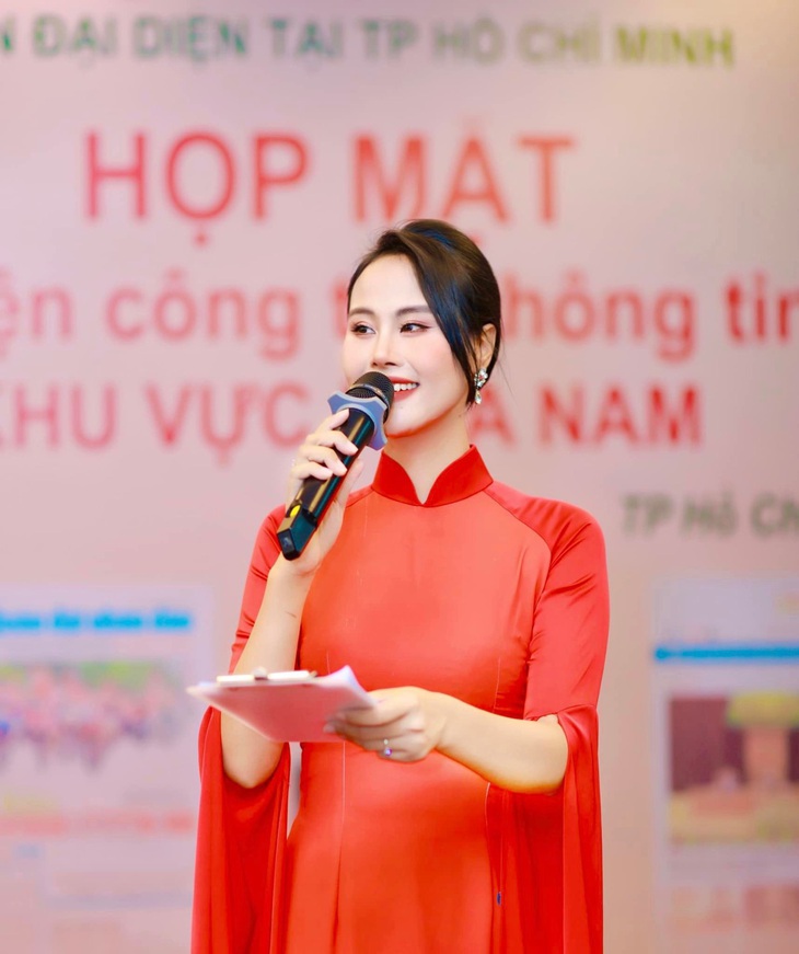 Trong 5 năm rẽ lối sang "nghề nói", Vân Hà nghiêm túc tham gia những khóa đào tạo về MC chuyên nghiệp và thử sức trên các sân khấu sự kiện ngoài ngành hàng không.