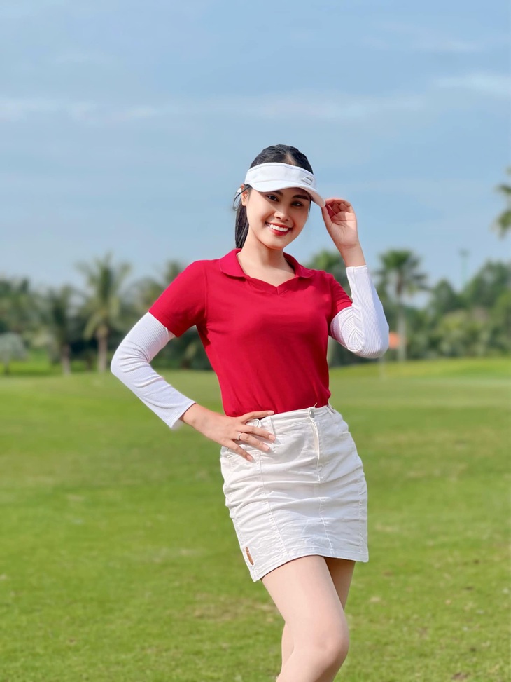 Vân Hà được giao nhiệm vụ dẫn dắt các giải golf quy mô và chuyên nghiệp bậc nhất tại Việt Nam. Mỗi giải đấu là một trải nghiệm mới mẻ và đầy thử thách, giúp cô trưởng thành hơn trong nghề.&nbsp;Kỹ năng dẫn dắt chương trình được Vân Hà trau dồi qua các khóa học chuyên nghiệp và kinh nghiệm thực tế. Cô luôn giữ thái độ thân thiện, tự tin và chuyên nghiệp trong mọi tình huống.