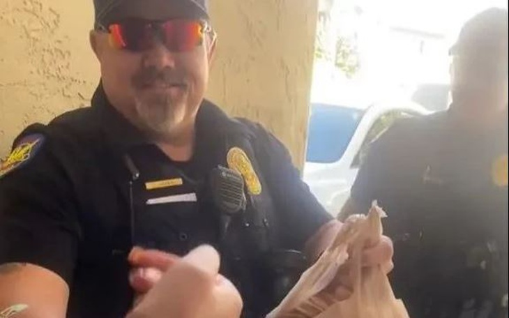 Cảnh sát giao đơn hàng 