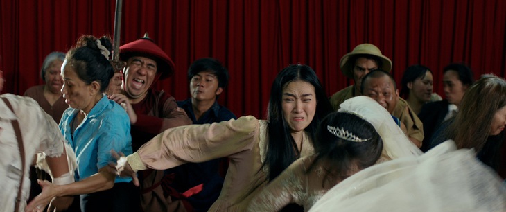 Diệp Bảo Ngọc hóa ma nữ, bầm dập vì phải kiếm tiền cho Tuấn Trần trong 'Làm giàu với ma'- Ảnh 9.