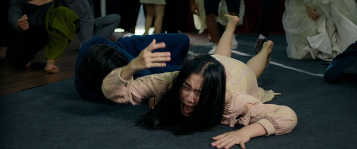 Phân cảnh các hồn ma giật xổ số vừa độc lạ vừa thú vị