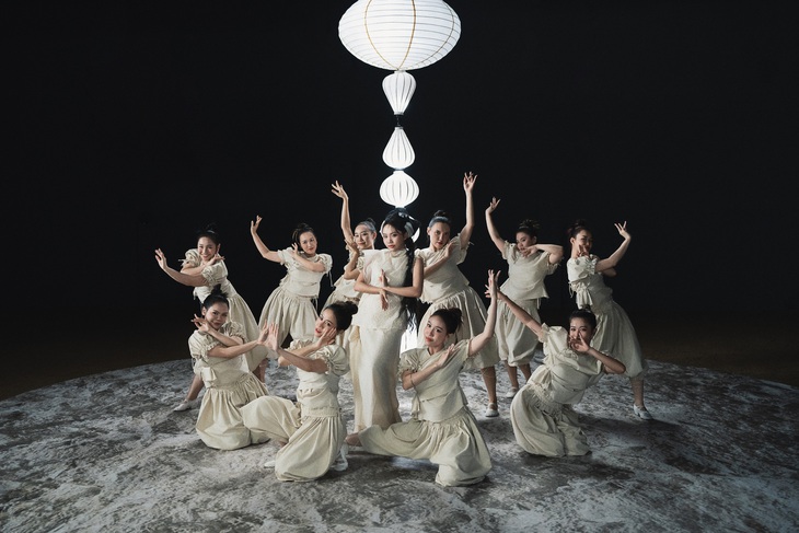 Phương Mỹ Chi thể hiện vũ đạo nhuần nhuyễn trong MV