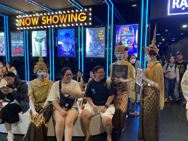 Em đi coi phim của chị chưa?