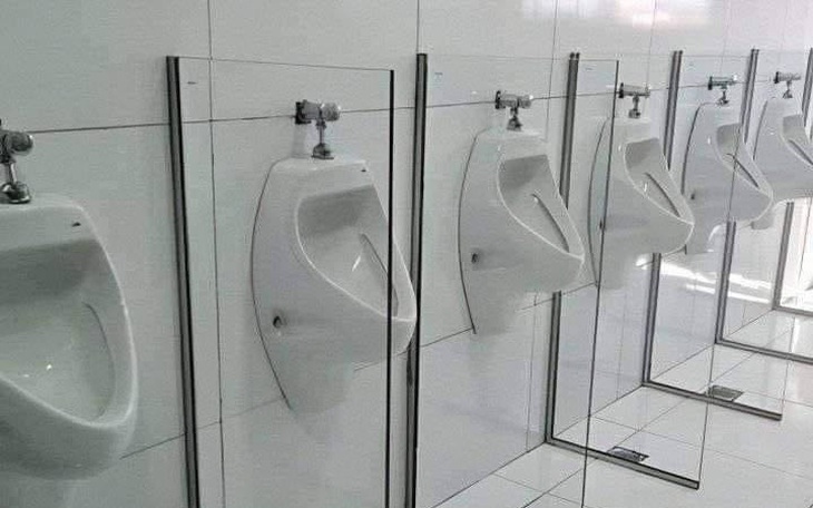 Ảnh vui 27-6: Vách ngăn trong suốt khiến quý ông 