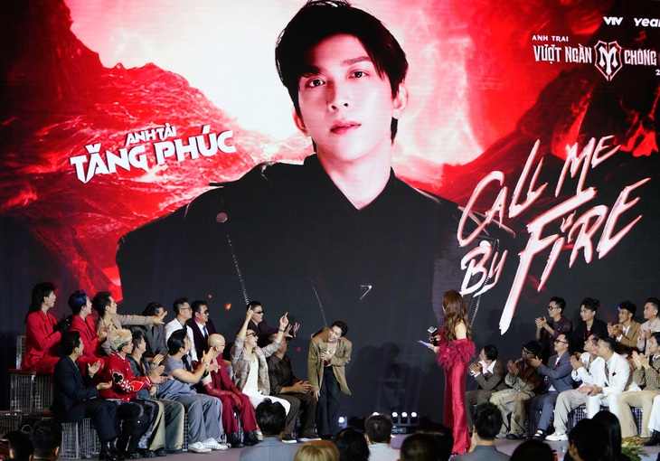 Tăng Phúc (giữa) ra mắt trong buổi giới thiệu 33 anh tài của Anh trai vượt ngàn chông gai