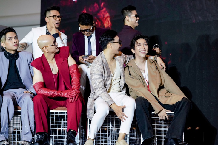 Các anh tài khá thân thiết dù mới ráp vô "chung nhà" không lâu