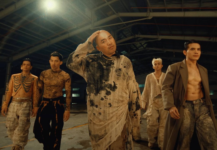 Tiến Luật trở thành nhân tố viral nhất dàn anh tài nhờ tạo hình "rách như cái bang" và biểu cảm hài hước.