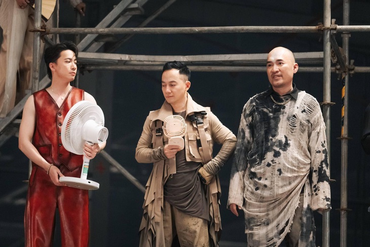 Tiến Luật cùng rapper Tiến Đạt, ca sĩ ST Sơn Thạch tạo dáng lầy lội ở hậu trường quay MV Hỏa ca.