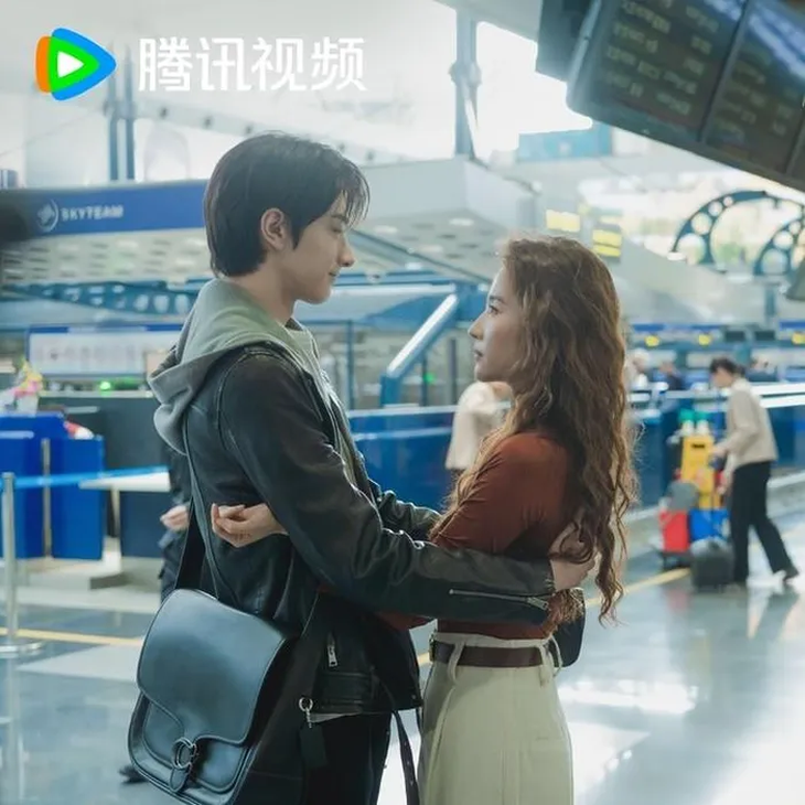 Theo Lâm Nhất, cảnh chia tay ở sân bay của Diệc Mai và Hà Tây không có trong kịch bản.