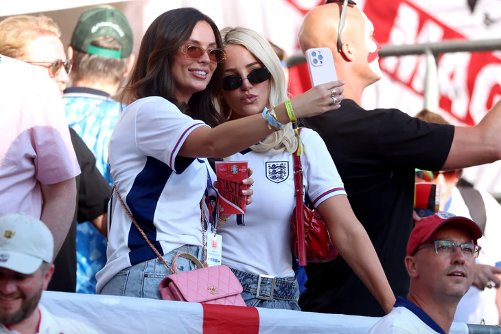 Các nàng WAGs tuyển Anh mang đến không ít rắc rối cho HLV Southgate