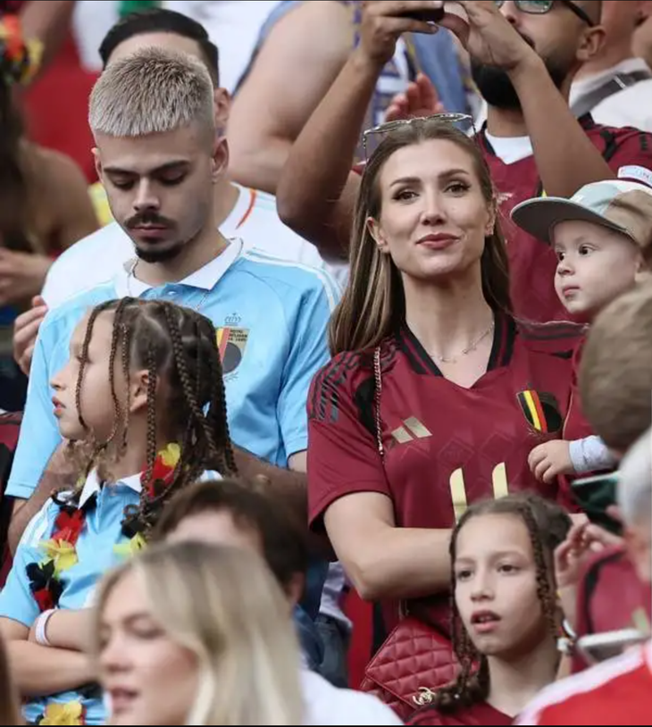 Noemie Happart bồng con trên khán đài tại Euro 2024