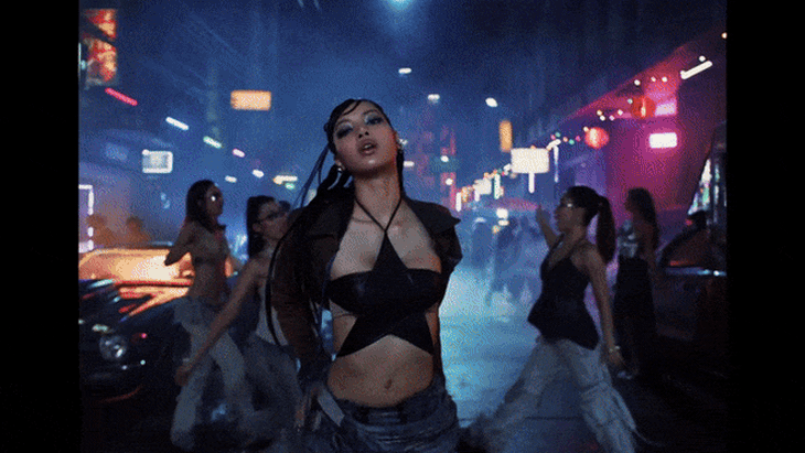 MV mở đầu bằng hình ảnh Lisa trong hình tượng cô gái hư hỏng mạnh mẽ, khoe tấm lưng gợi cảm không thể cưỡng lại.