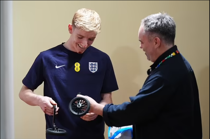 Anthony Gordon được tặng cặp bánh phụ xe đạp