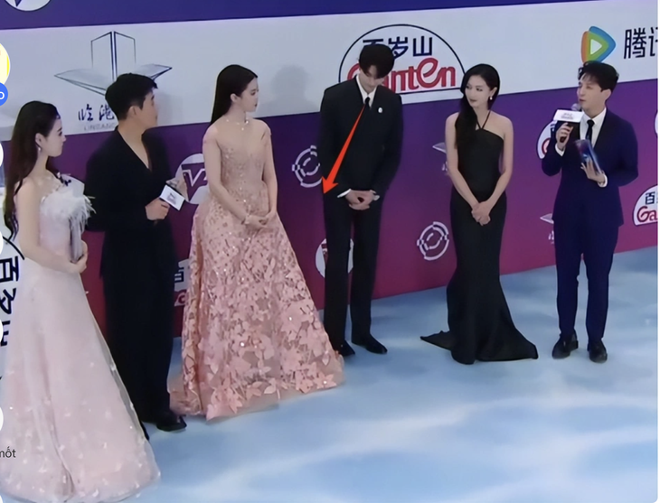 Lâm Nhất hết sức chú ý để không đạp váy "thần tiên tỷ tỷ"