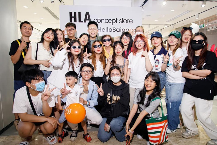 Dù bị soi từng khoảnh khắc, Anh Tú vui vẻ giao lưu và 