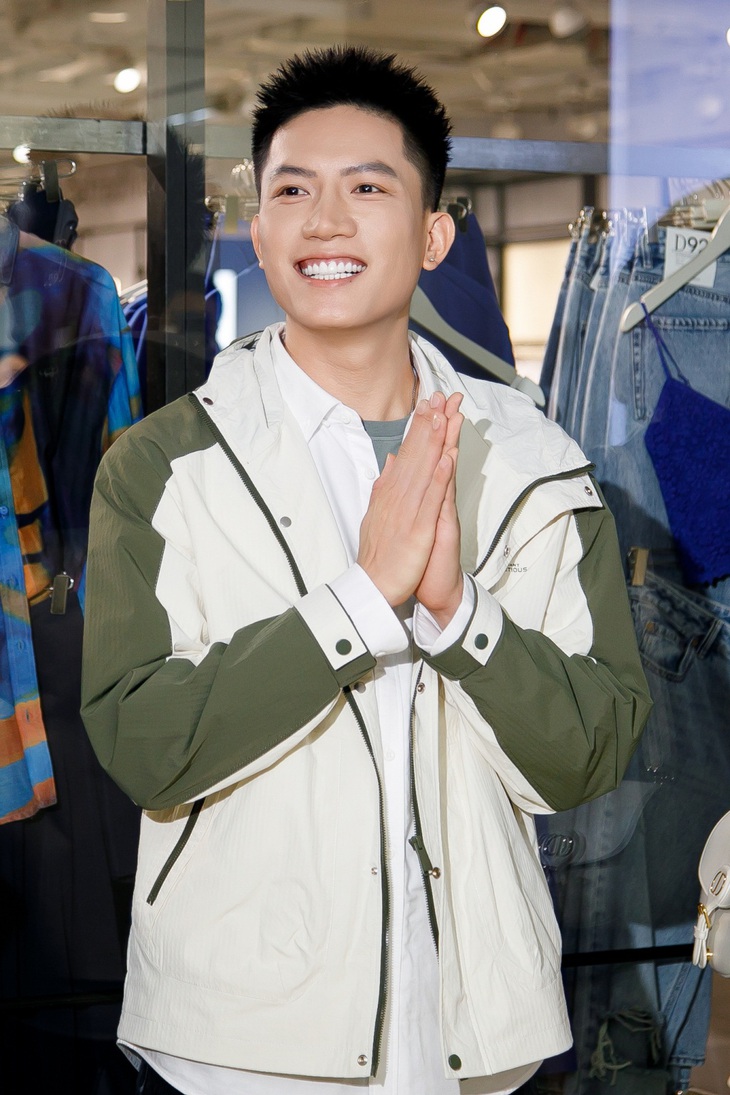 ...Để xây dựng cho mình hình ảnh nghệ sĩ có phong cách gần gũi với khán giả