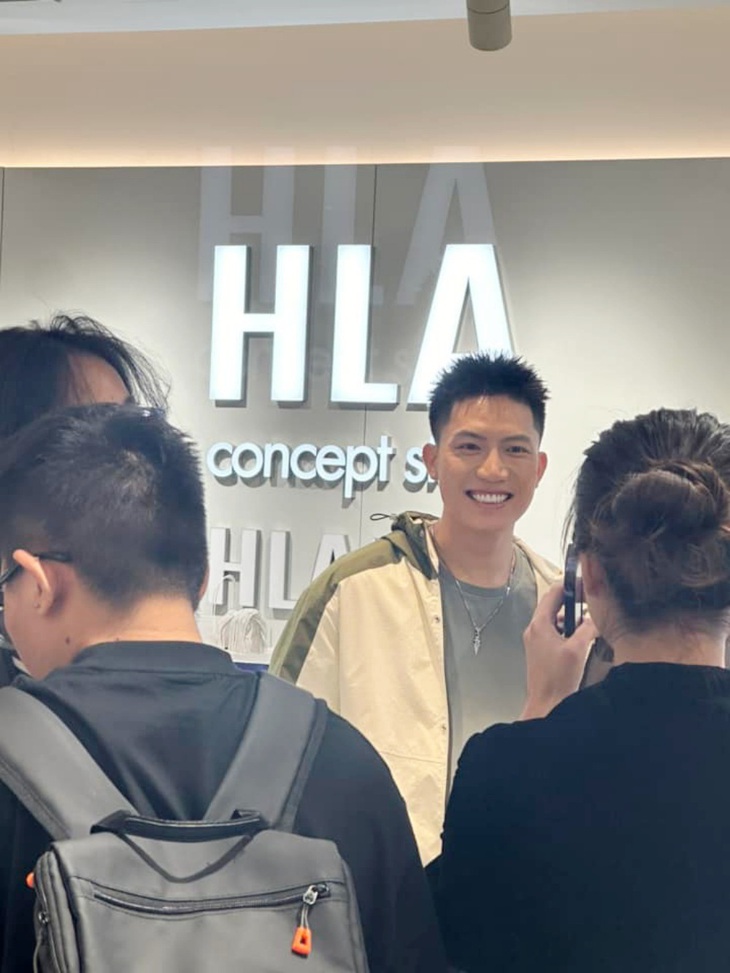 Rất may, "anh trai say ngủ" cũng không thiếu khoảnh khắc đẹp trai rạng ngời trước ống kính người qua đường