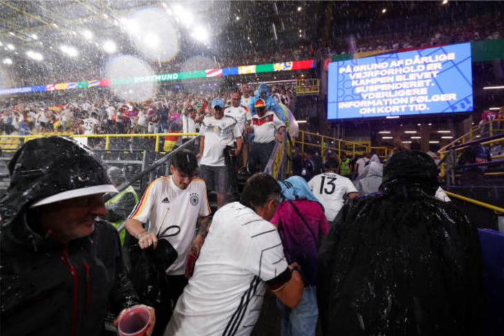 Cổ động viên tìm nơi trú mưa