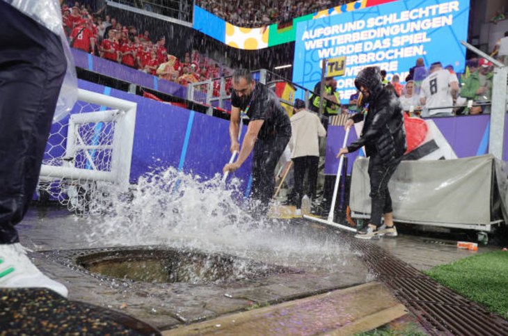 Nhân viên sân Westfalenstadion vất vả tát nước