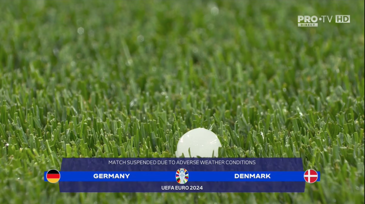 Một viên đá to trên sân Westfalenstadion