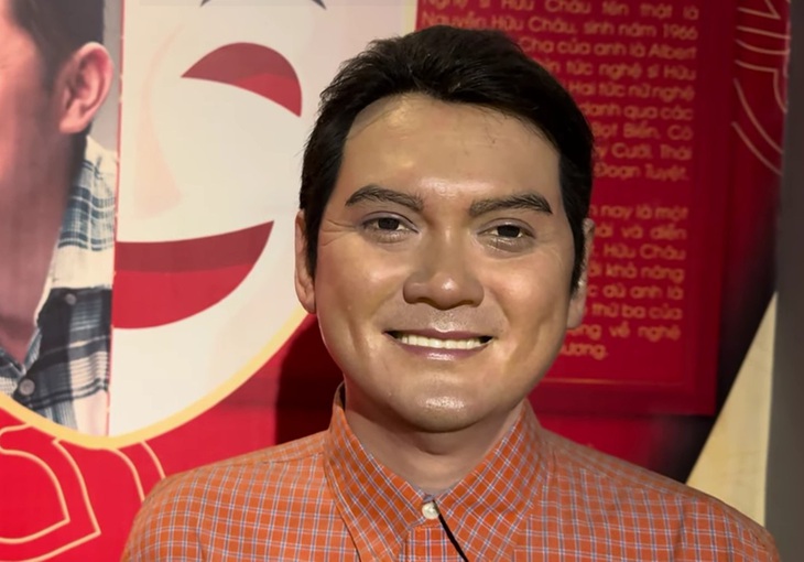 Nghệ sĩ Hữu Châu trẻ trung bất ngờ.