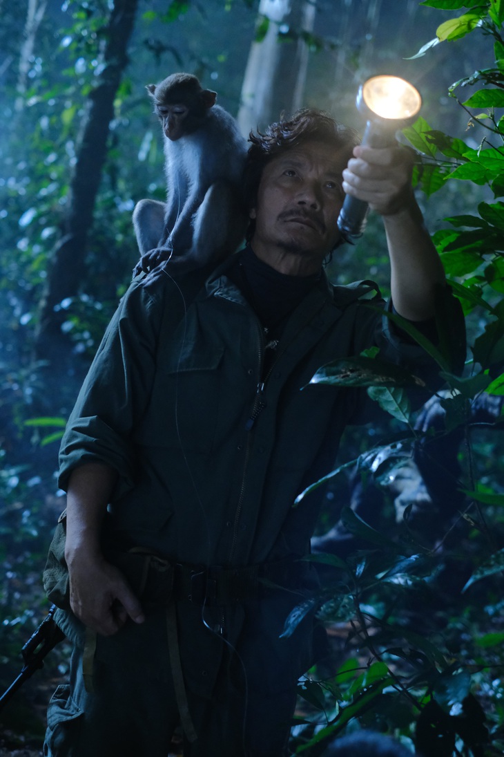 NSƯT Công Ninh với người bạn diễn là chú khỉ trên vai