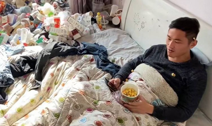 Quang cảnh "ớn ăn" trong nhà của một chàng trai Trung Quốc