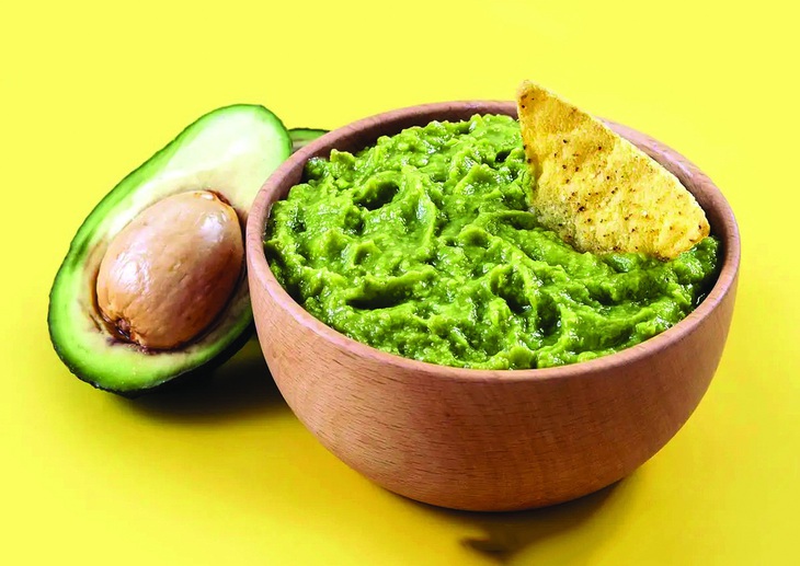 Món khoai tây chiên lát mỏng chấm kèm xốt bơ guacamole