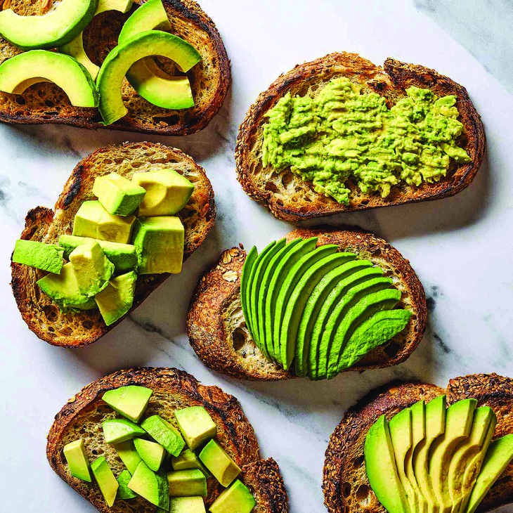 Bánh mì nướng ăn với bơ. Ảnh: EatingWell