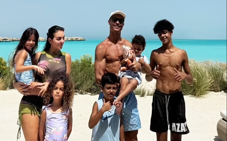 Ronaldo khoe cơ bắp cuồn cuộn khi đi 