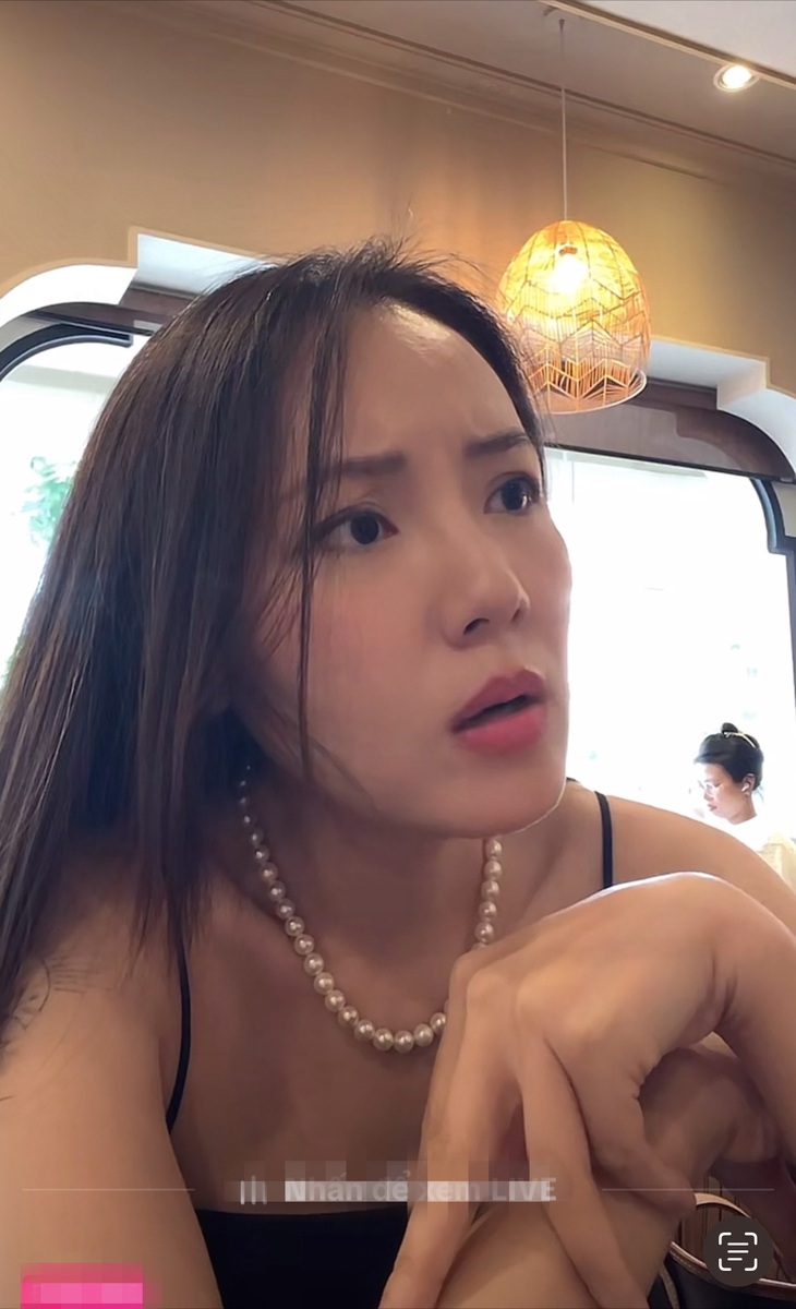 Giọng ca Cơn gió lạ thể hiện thái độ khó chịu khi bị hỏi: 