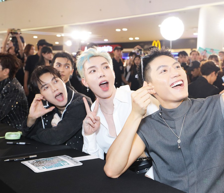 Anh Tú, Erik, Jsol (phải qua) 'say hi' người hâm mộ
