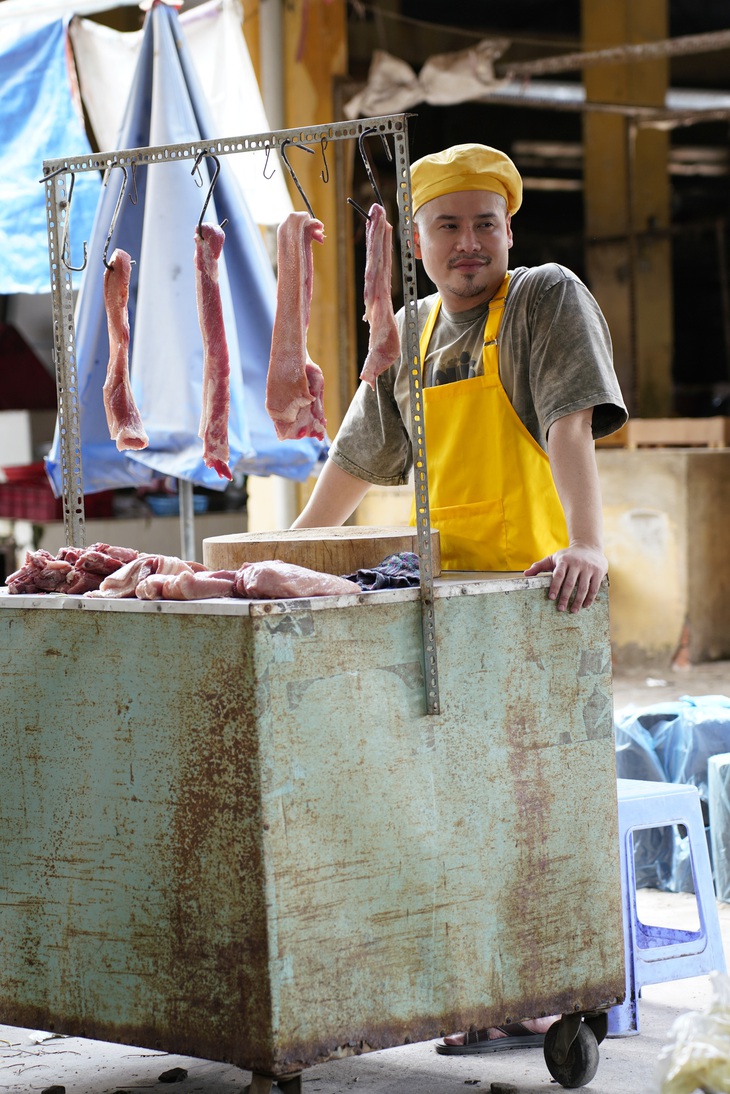 Anh Hồng bán thịt (do Bác sĩ Mập Hồng thủ vai) nhẹ nhàng, mơ mộng về quá khứ học trò để rồi ngẩn ngơ đến mức bị tạt nước cũng không nhận ra