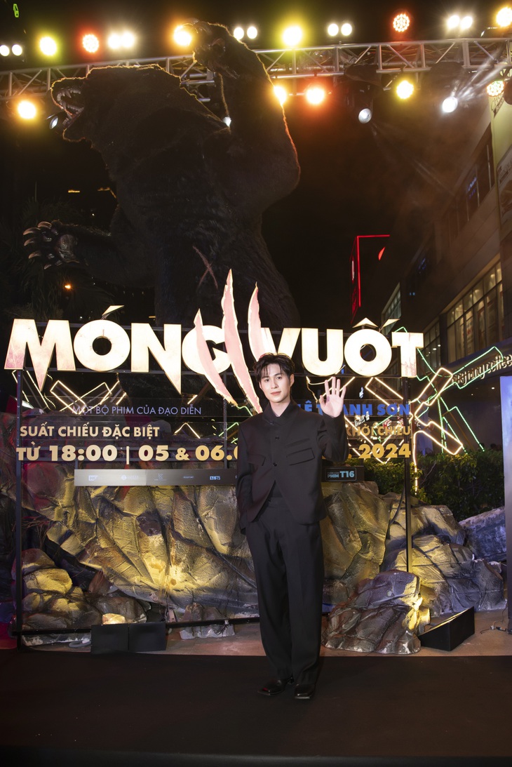 Otis trong buổi ra mắt phim Móng vuốt.