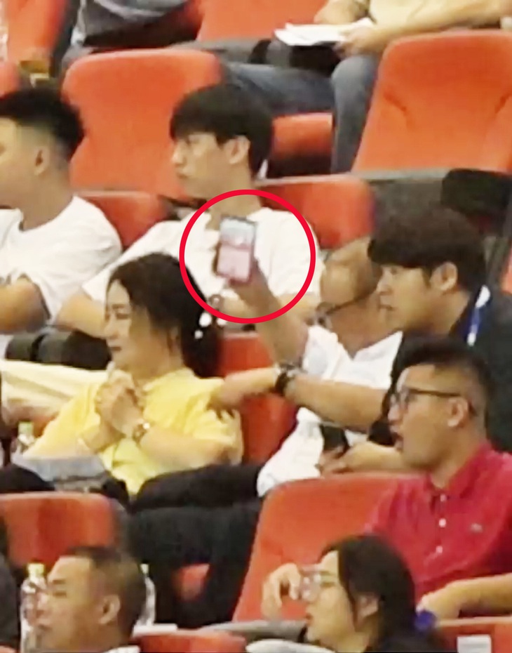 Ông Park Hang Seo đập điện thoại khi tuyển Việt Nam bị thủng lưới