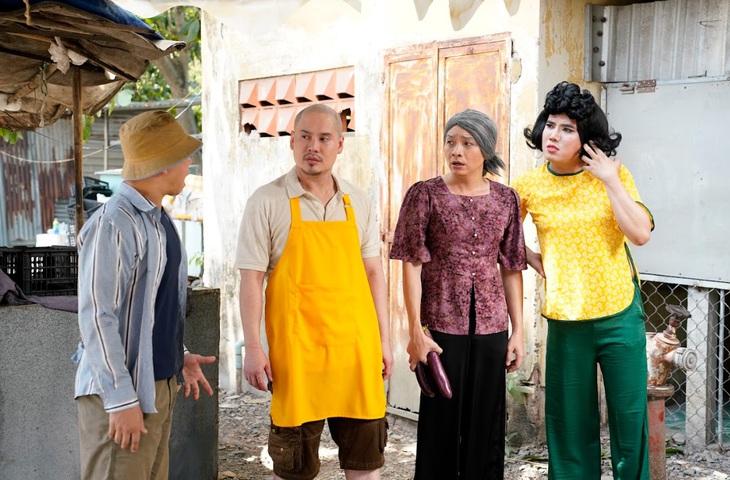 Bé Chị (Duy Khương, áo vàng) ồn ào, nhốn nháo cùng mẹ (Hữu Đằng) “lật tung” cả một góc chợ vì tranh cãi, rượt đuổi nhau