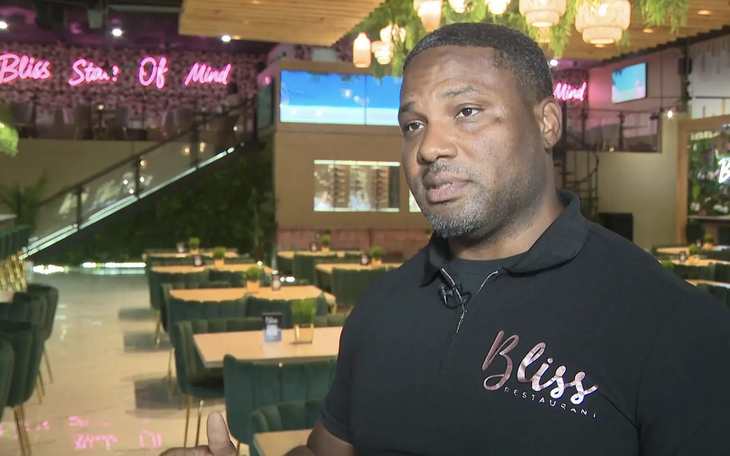 Nhà hàng cấm khách "nam dưới 35, nữ dưới 30"