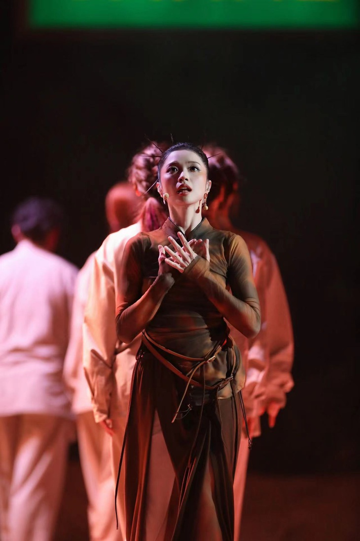 Suni bừng sáng ở vòng công diễn 4