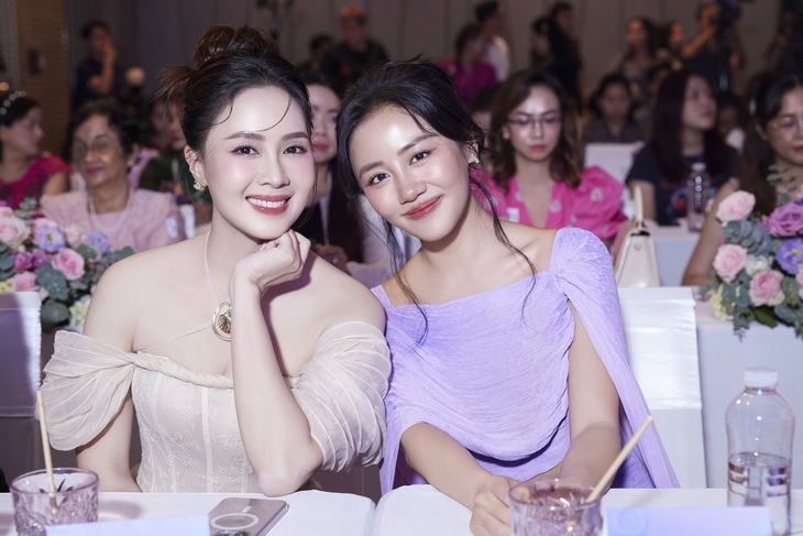 “Tôi có cảm giác sợ già khi bước vào tuổi 30, tự ti khi làn da xuất hiện những dấu hiệu lão hóa như sạm nám, chảy xệ kém săn chắc, các nếp nhăn li ti hình thành”,&nbsp;Văn Mai Hương chia sẻ cô cũng rất ngưỡng mộ các chị đẹp Bảo Thy, Hồng Diễm và mong muốn khi ở độ tuổi U40 vẫn có thể trẻ trung, nhuận sắc như vậy.