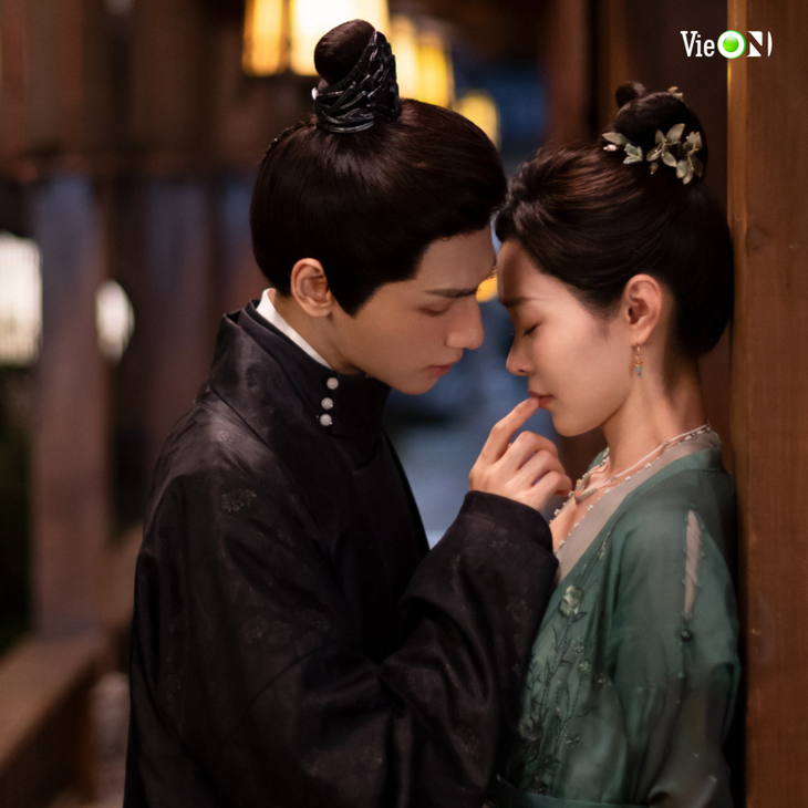 Giang Tâm Bạch (La Vân Hi thủ vai) và Nhan Nam Tinh (Tống Dật) trong phim Nhan tâm ký