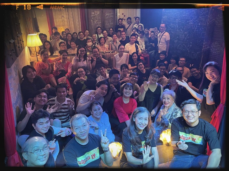 Khán giả và nghệ sĩ Gánh hát Thiên Lý chụp ảnh lưu niệm sau suất diễn (Ảnh: Fanpage Gánh hát Thiên Lý)