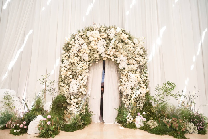 Midu chọn 100% hoa tươi nhập khẩu để trang trí cho hôn lễ của mình