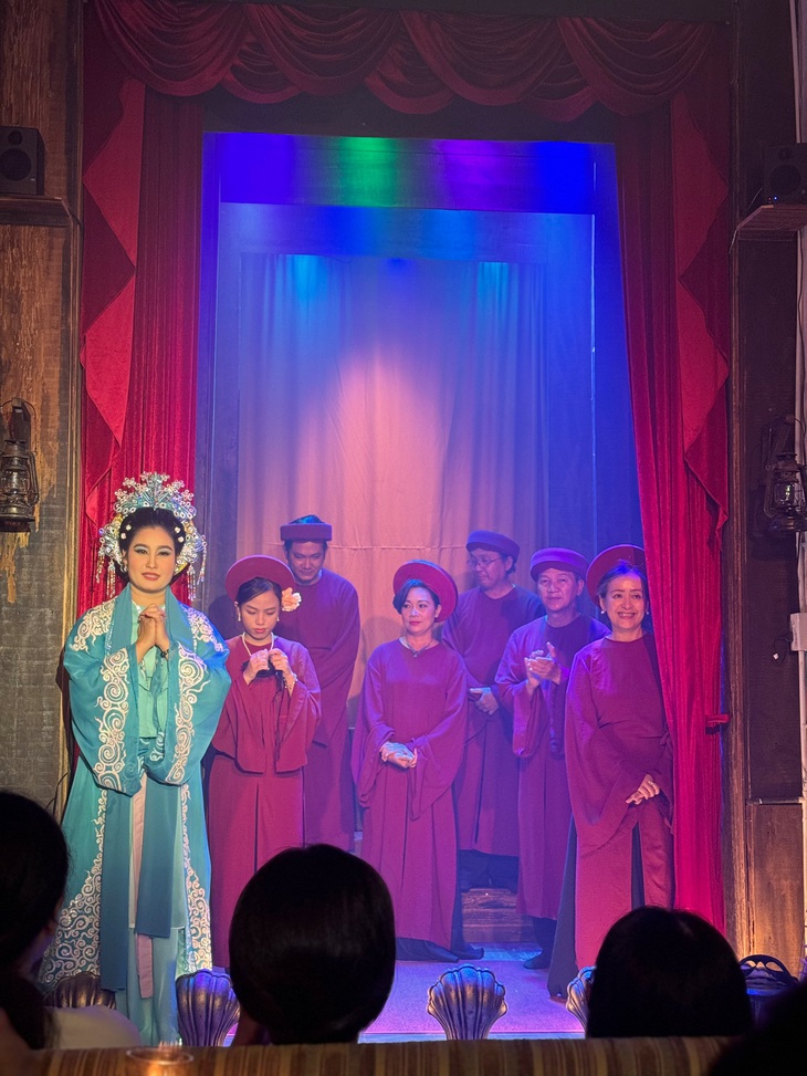 Sân khấu 4m2 mới được dựng lại khang trang hơn của Gánh hát Thiên Lý